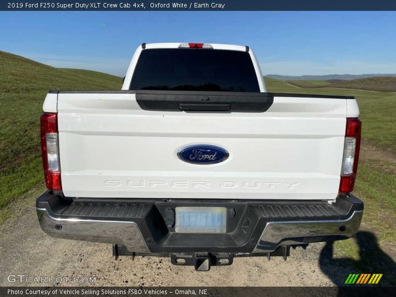 Oxford White / Earth Gray 2019 Ford F250 Super Duty XLT Crew Cab 4x4