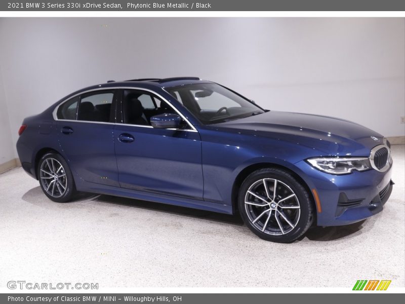 Front 3/4 View of 2021 3 Series 330i xDrive Sedan