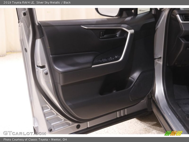 Silver Sky Metallic / Black 2019 Toyota RAV4 LE