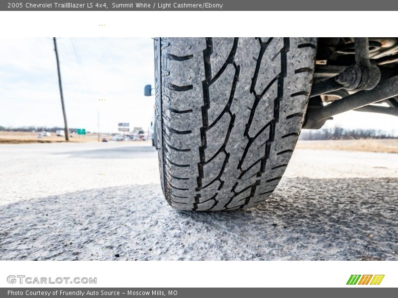 Summit White / Light Cashmere/Ebony 2005 Chevrolet TrailBlazer LS 4x4