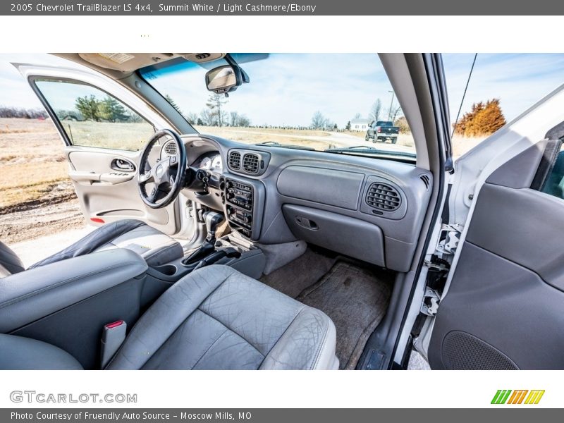 Summit White / Light Cashmere/Ebony 2005 Chevrolet TrailBlazer LS 4x4