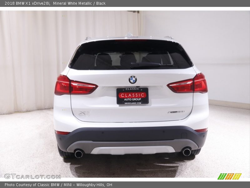 Mineral White Metallic / Black 2018 BMW X1 xDrive28i