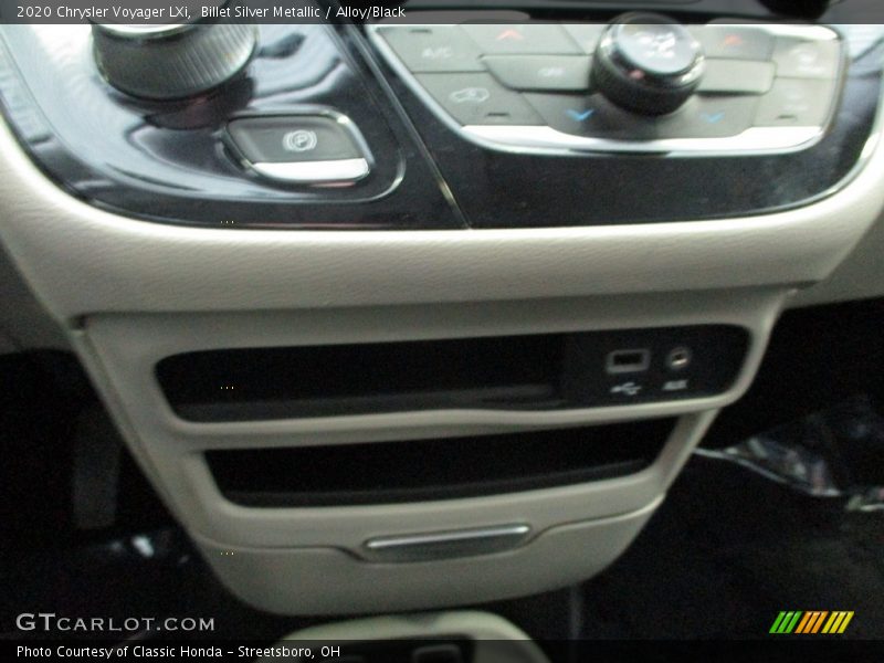 Billet Silver Metallic / Alloy/Black 2020 Chrysler Voyager LXi