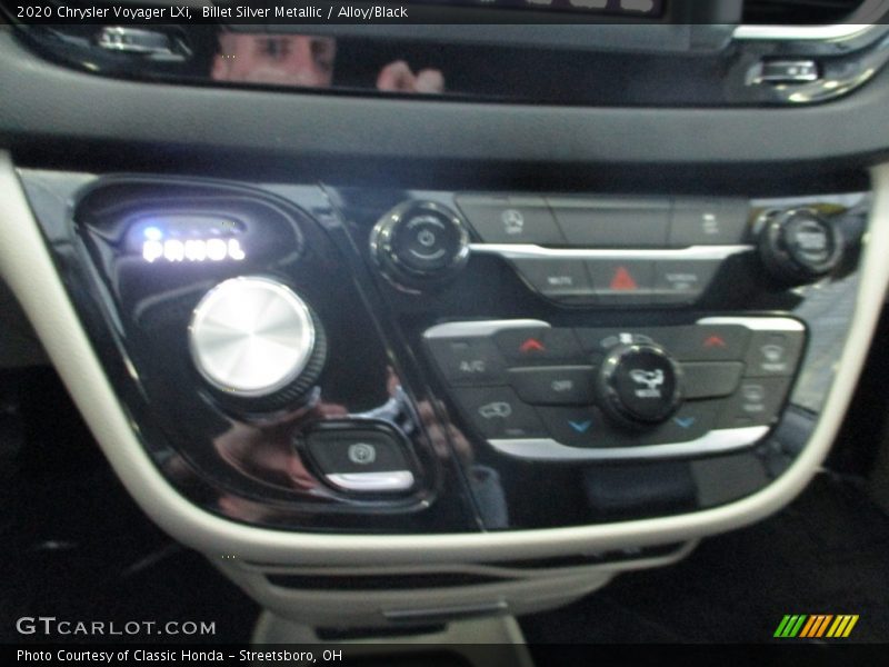 Billet Silver Metallic / Alloy/Black 2020 Chrysler Voyager LXi