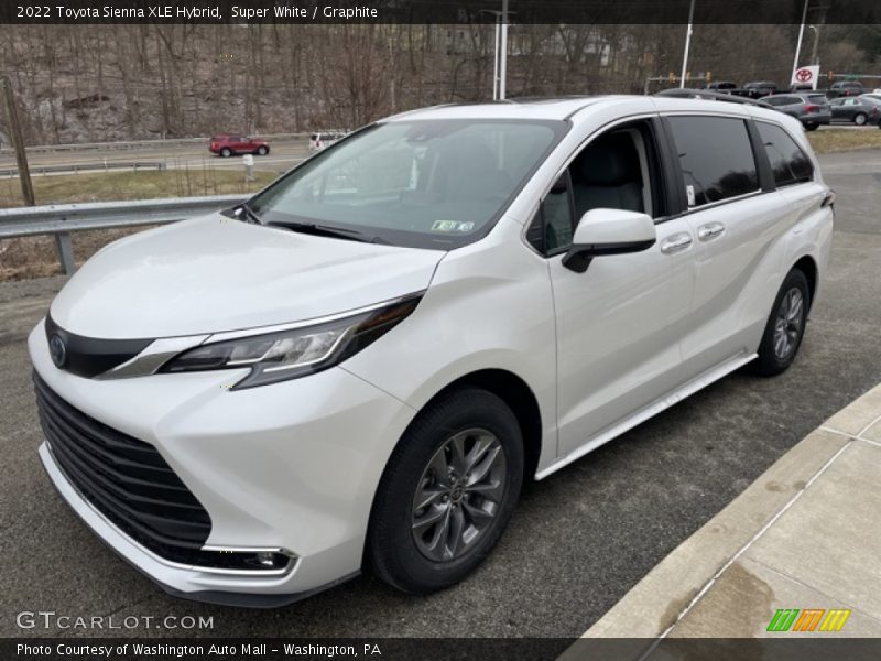 Front 3/4 View of 2022 Sienna XLE Hybrid