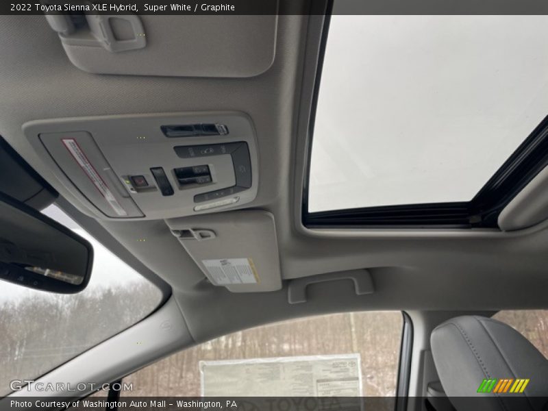 Super White / Graphite 2022 Toyota Sienna XLE Hybrid