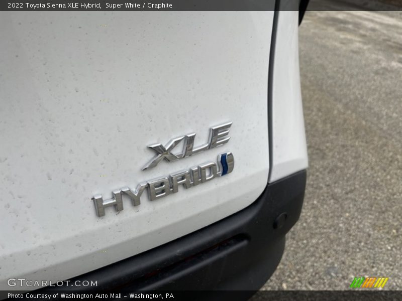 Super White / Graphite 2022 Toyota Sienna XLE Hybrid