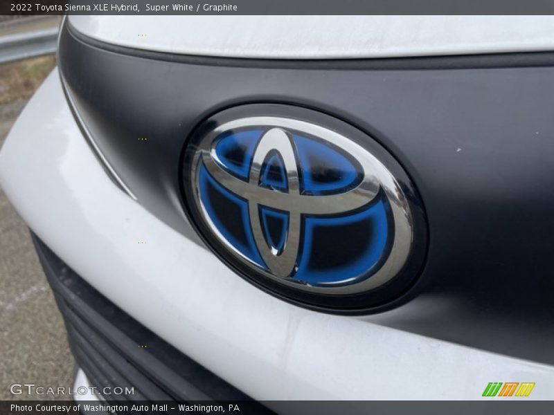 Super White / Graphite 2022 Toyota Sienna XLE Hybrid