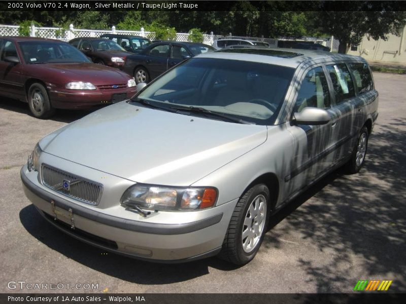 Silver Metallic / Taupe/Light Taupe 2002 Volvo V70 2.4 Wagon
