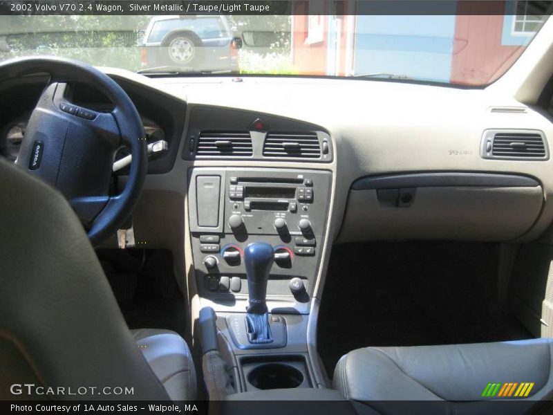 Silver Metallic / Taupe/Light Taupe 2002 Volvo V70 2.4 Wagon