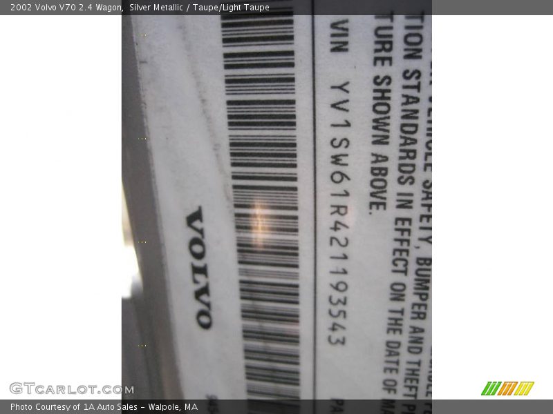 Silver Metallic / Taupe/Light Taupe 2002 Volvo V70 2.4 Wagon