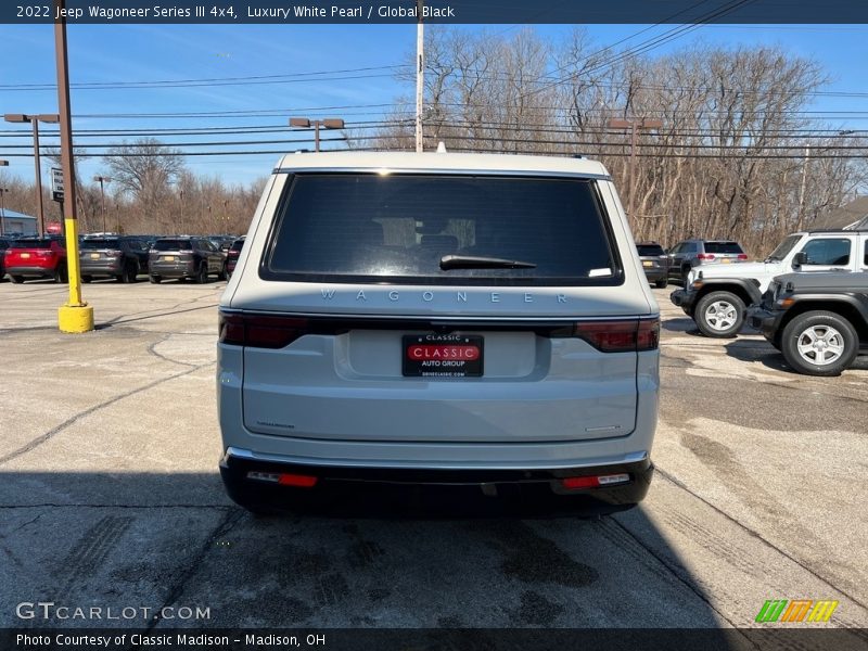 Luxury White Pearl / Global Black 2022 Jeep Wagoneer Series III 4x4