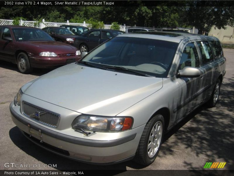 Silver Metallic / Taupe/Light Taupe 2002 Volvo V70 2.4 Wagon