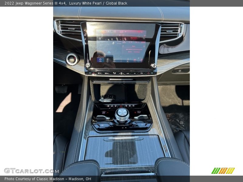 Luxury White Pearl / Global Black 2022 Jeep Wagoneer Series III 4x4