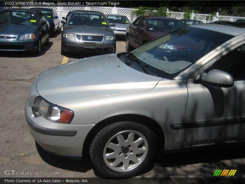 Silver Metallic / Taupe/Light Taupe 2002 Volvo V70 2.4 Wagon