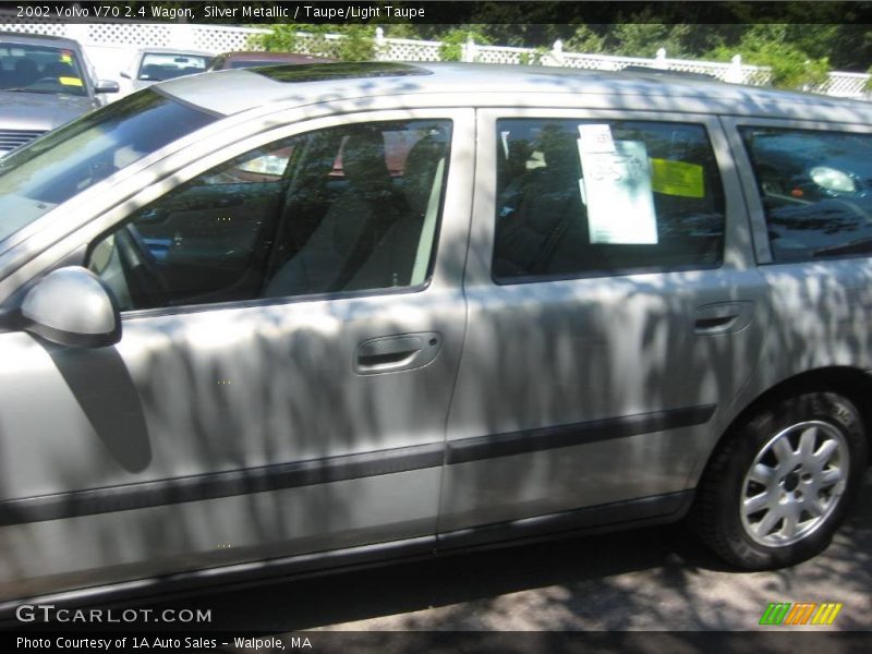 Silver Metallic / Taupe/Light Taupe 2002 Volvo V70 2.4 Wagon