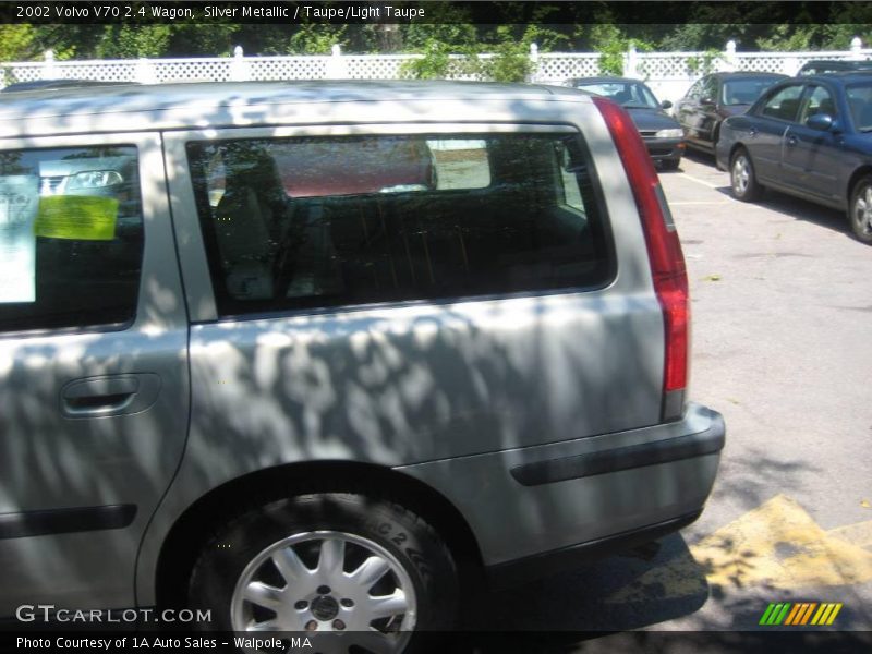 Silver Metallic / Taupe/Light Taupe 2002 Volvo V70 2.4 Wagon