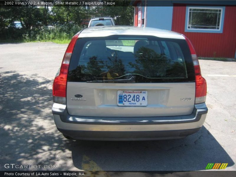 Silver Metallic / Taupe/Light Taupe 2002 Volvo V70 2.4 Wagon