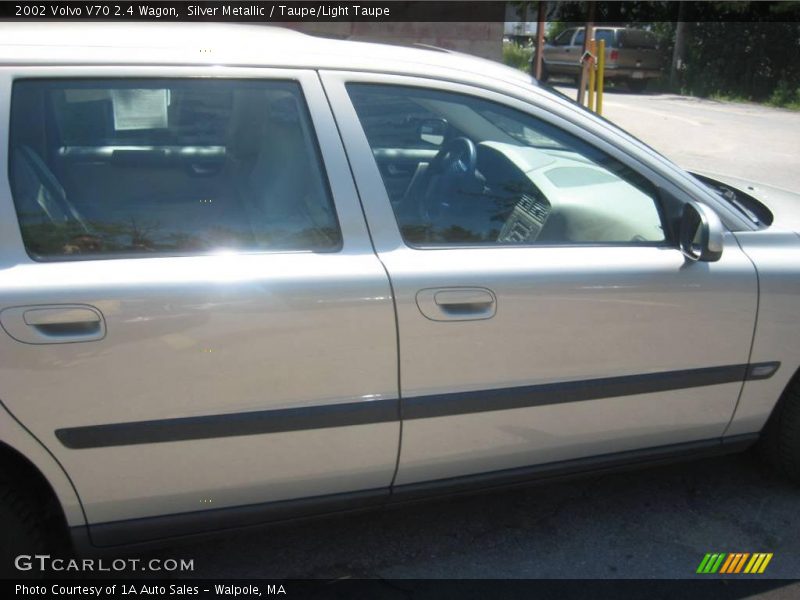 Silver Metallic / Taupe/Light Taupe 2002 Volvo V70 2.4 Wagon