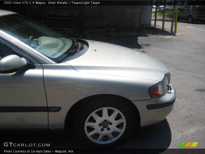 Silver Metallic / Taupe/Light Taupe 2002 Volvo V70 2.4 Wagon