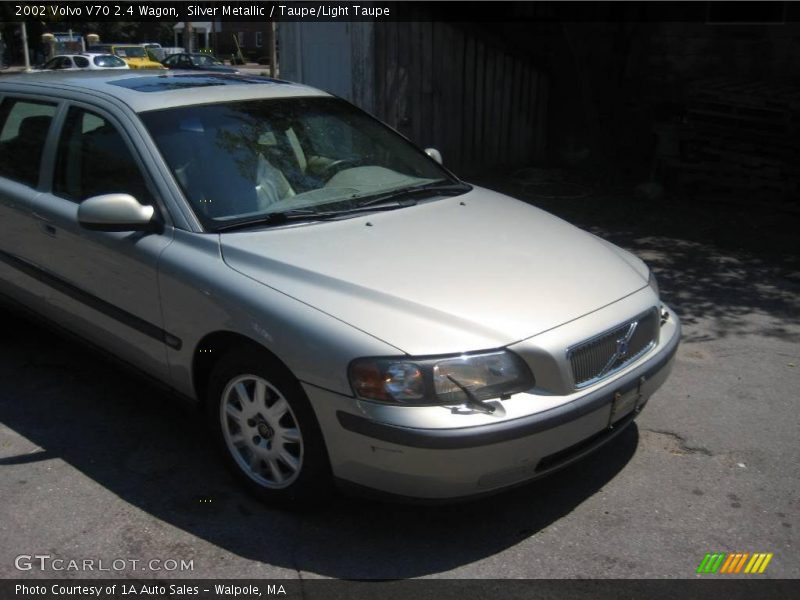 Silver Metallic / Taupe/Light Taupe 2002 Volvo V70 2.4 Wagon