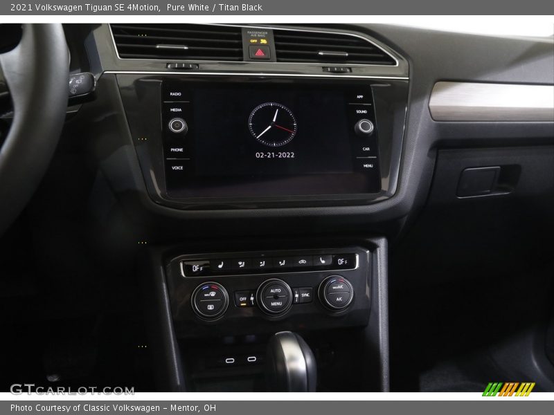 Pure White / Titan Black 2021 Volkswagen Tiguan SE 4Motion