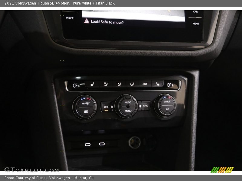 Pure White / Titan Black 2021 Volkswagen Tiguan SE 4Motion