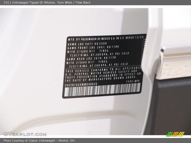 Pure White / Titan Black 2021 Volkswagen Tiguan SE 4Motion