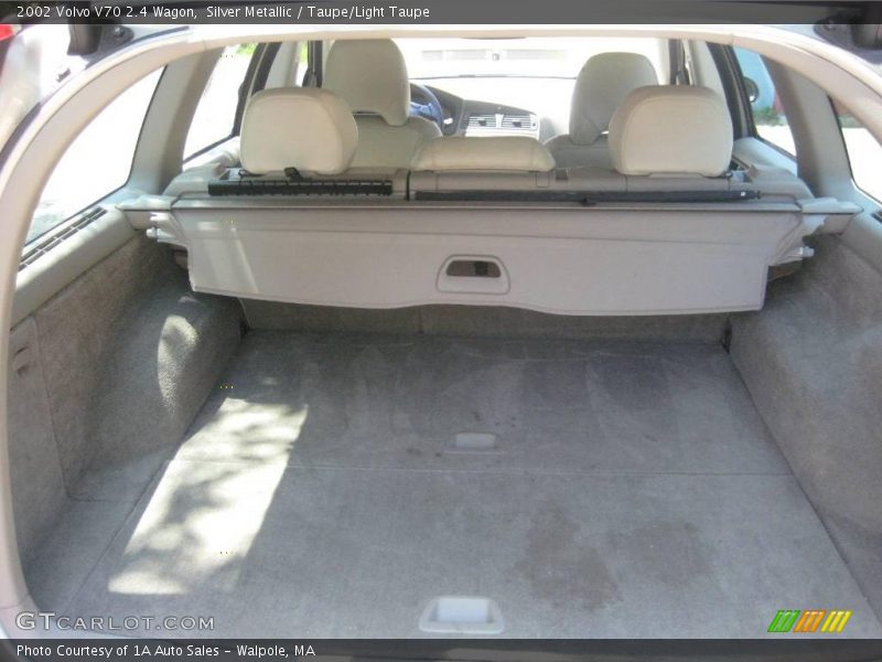 Silver Metallic / Taupe/Light Taupe 2002 Volvo V70 2.4 Wagon