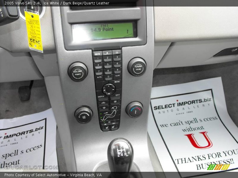 Ice White / Dark Beige/Quartz Leather 2005 Volvo S40 2.4i