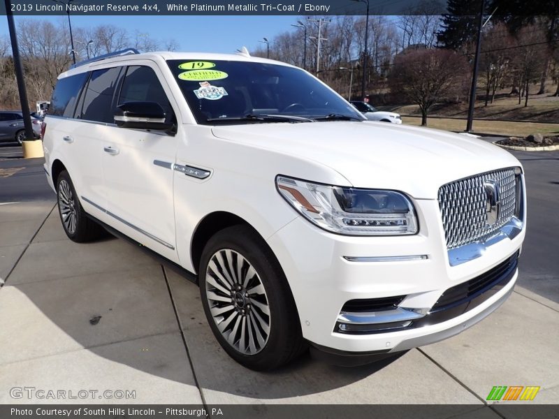 Front 3/4 View of 2019 Navigator Reserve 4x4
