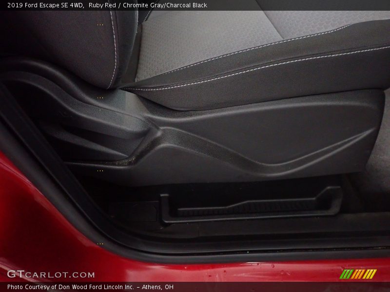 Ruby Red / Chromite Gray/Charcoal Black 2019 Ford Escape SE 4WD