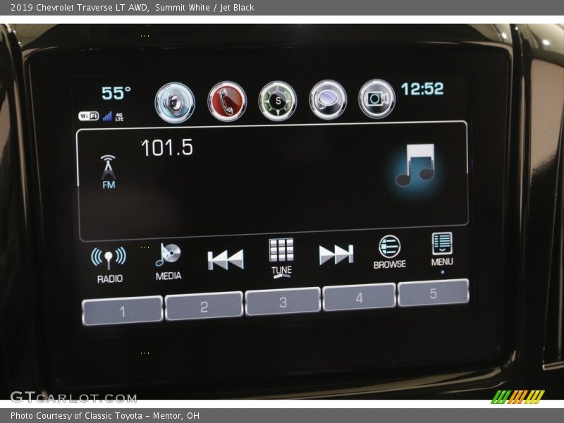 Summit White / Jet Black 2019 Chevrolet Traverse LT AWD
