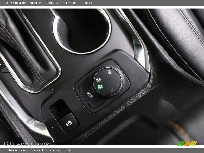 Summit White / Jet Black 2019 Chevrolet Traverse LT AWD