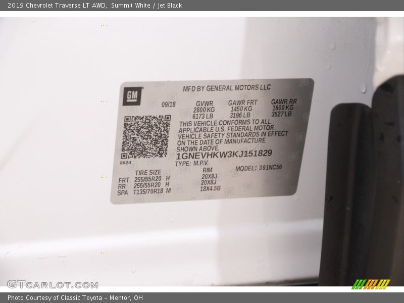 Summit White / Jet Black 2019 Chevrolet Traverse LT AWD