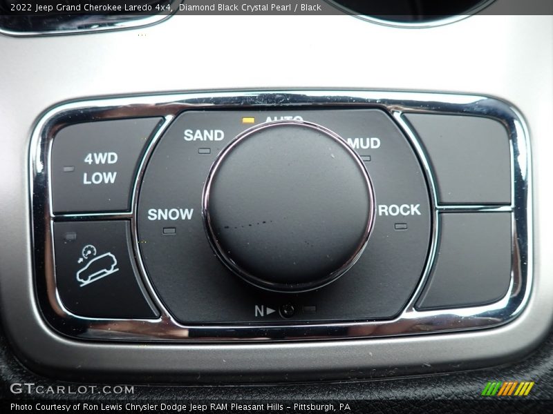 Diamond Black Crystal Pearl / Black 2022 Jeep Grand Cherokee Laredo 4x4