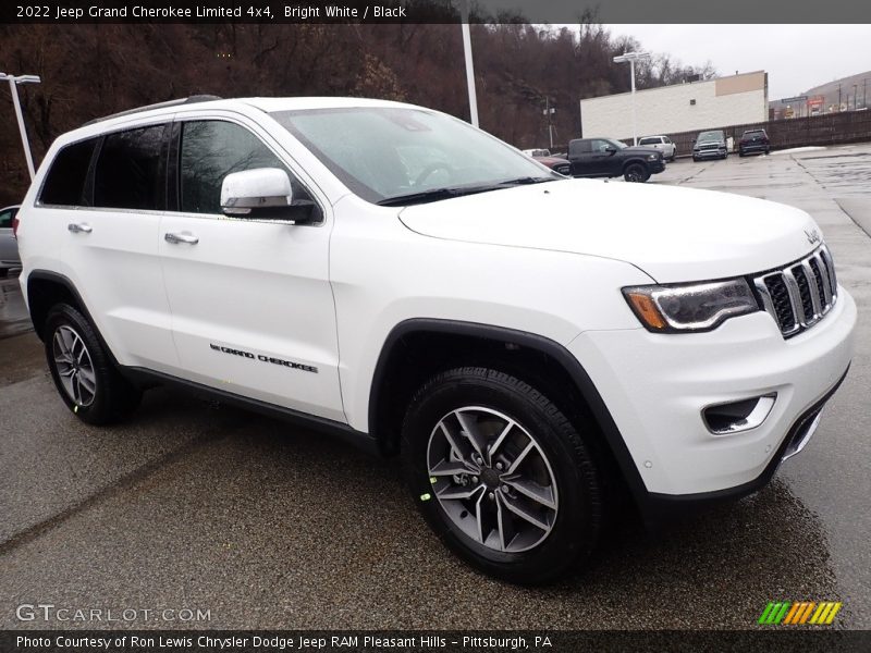 Front 3/4 View of 2022 Grand Cherokee Limited 4x4
