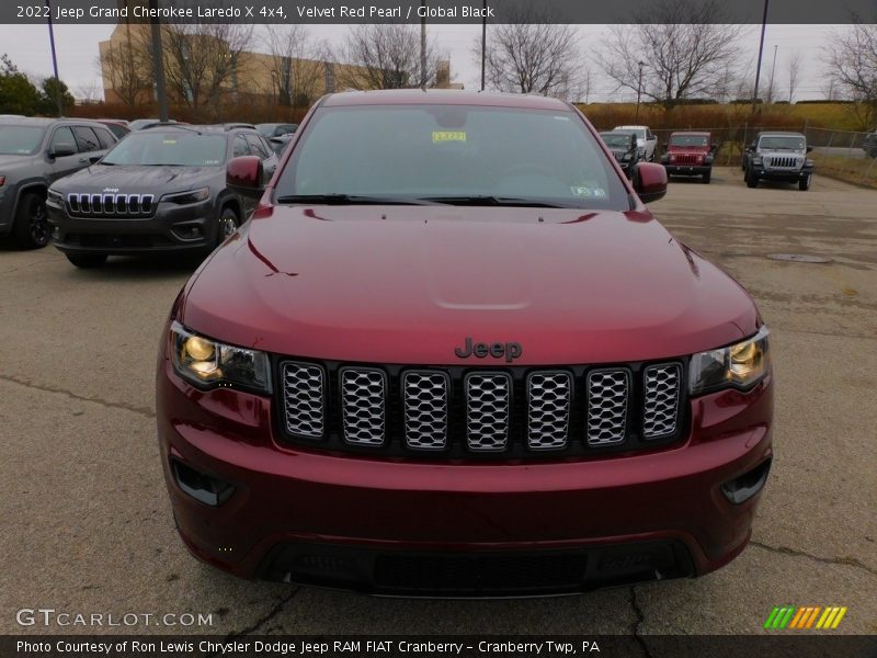 Velvet Red Pearl / Global Black 2022 Jeep Grand Cherokee Laredo X 4x4