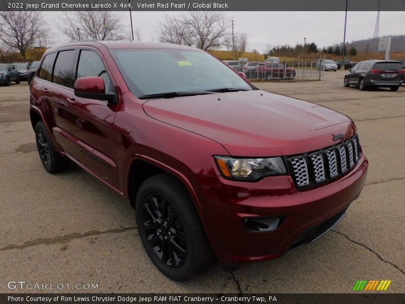 Velvet Red Pearl / Global Black 2022 Jeep Grand Cherokee Laredo X 4x4