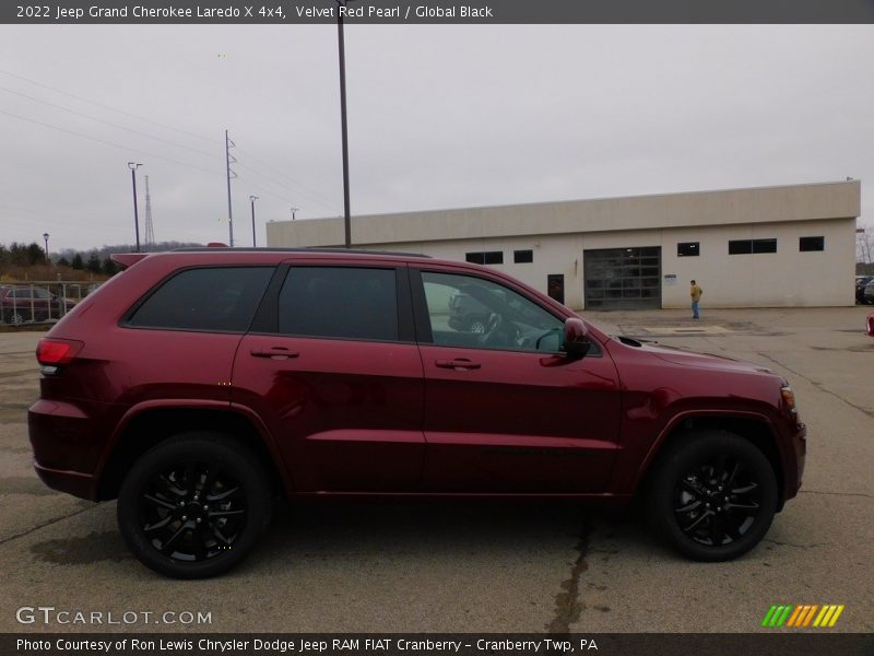 Velvet Red Pearl / Global Black 2022 Jeep Grand Cherokee Laredo X 4x4