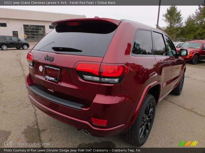 Velvet Red Pearl / Global Black 2022 Jeep Grand Cherokee Laredo X 4x4