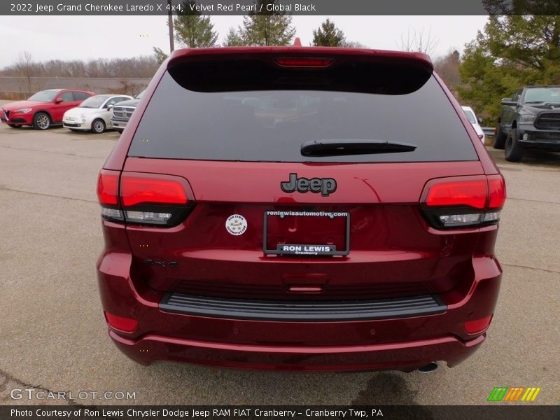 Velvet Red Pearl / Global Black 2022 Jeep Grand Cherokee Laredo X 4x4