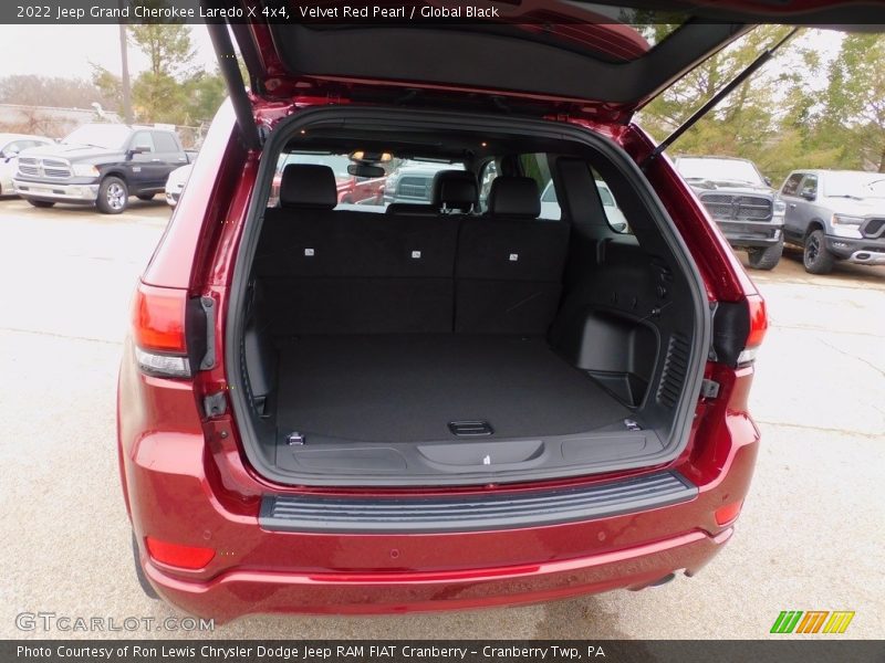 Velvet Red Pearl / Global Black 2022 Jeep Grand Cherokee Laredo X 4x4