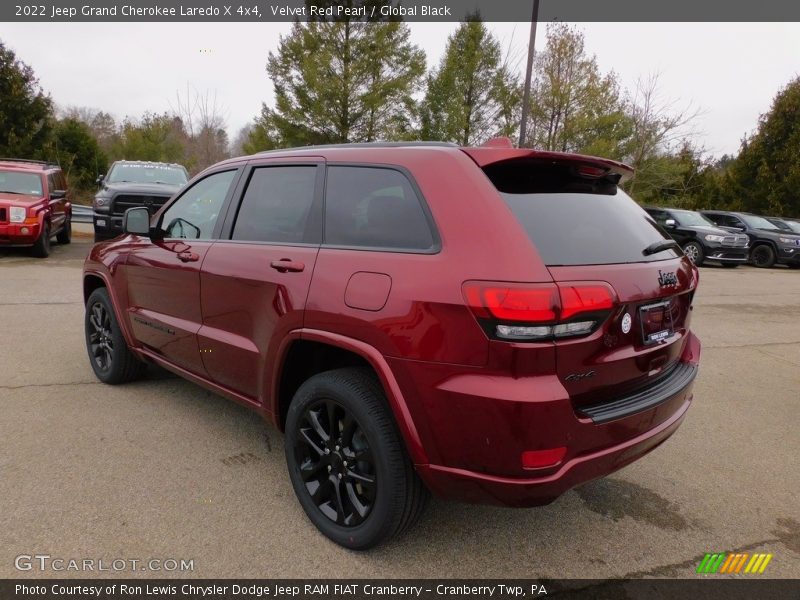 Velvet Red Pearl / Global Black 2022 Jeep Grand Cherokee Laredo X 4x4