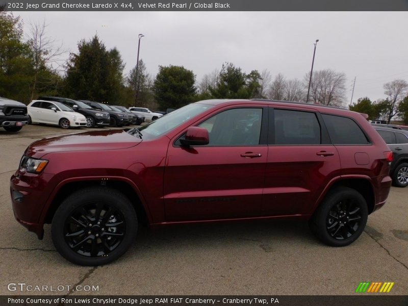 Velvet Red Pearl / Global Black 2022 Jeep Grand Cherokee Laredo X 4x4