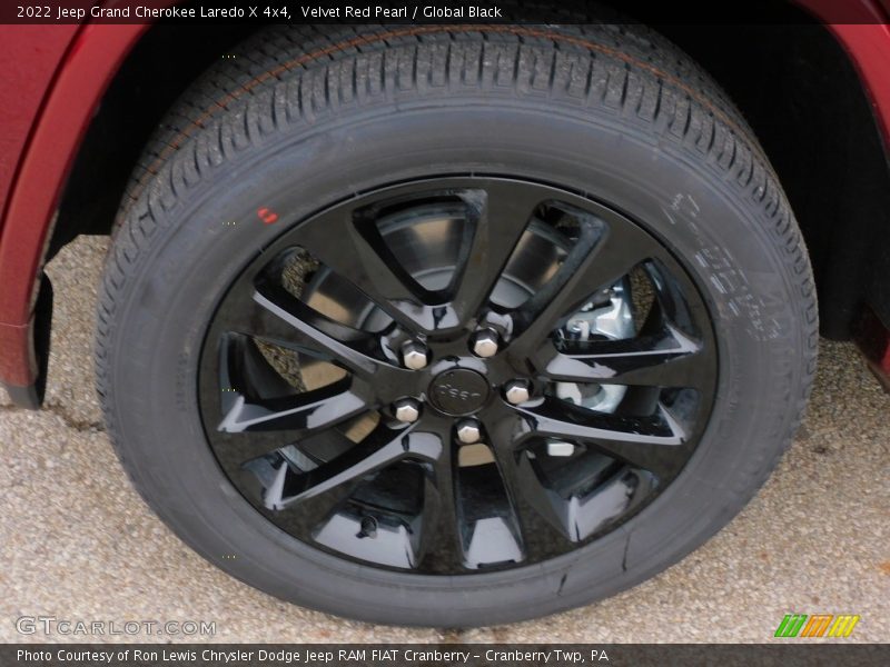 Velvet Red Pearl / Global Black 2022 Jeep Grand Cherokee Laredo X 4x4