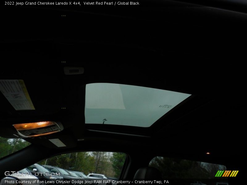 Velvet Red Pearl / Global Black 2022 Jeep Grand Cherokee Laredo X 4x4