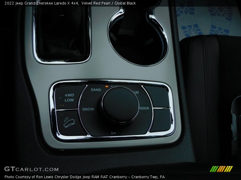 Velvet Red Pearl / Global Black 2022 Jeep Grand Cherokee Laredo X 4x4