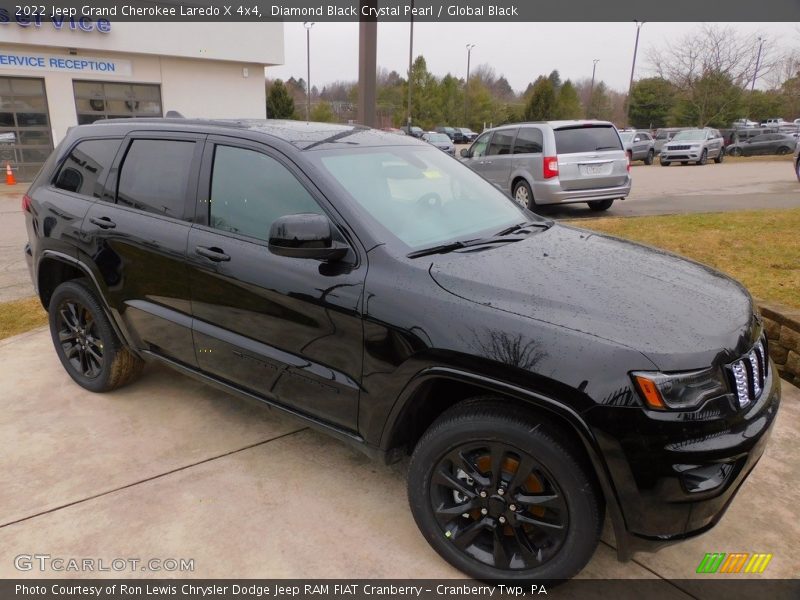 Diamond Black Crystal Pearl / Global Black 2022 Jeep Grand Cherokee Laredo X 4x4
