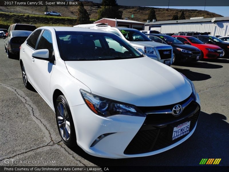 Super White / Black 2017 Toyota Camry SE